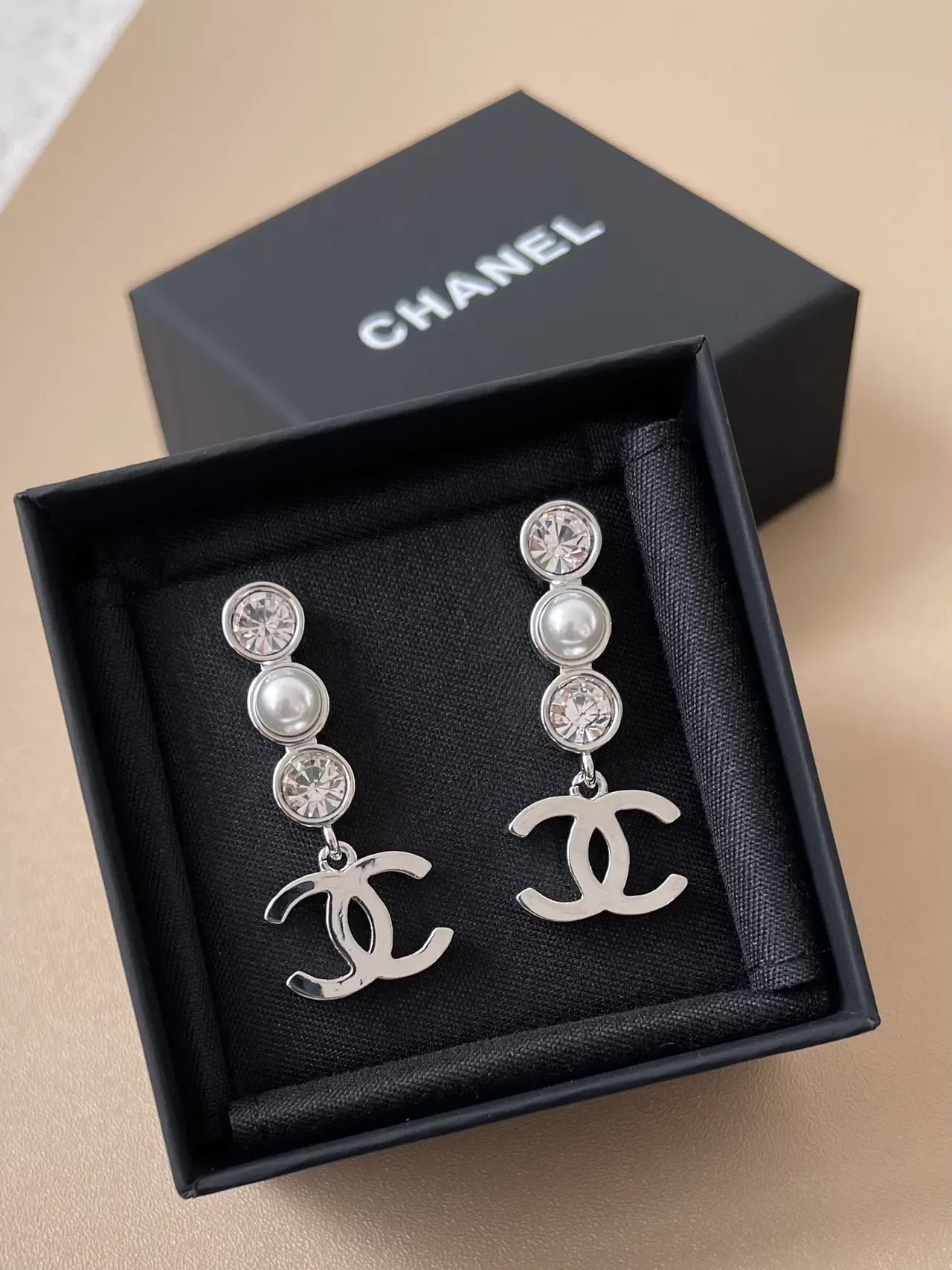 Chanel Boucles d'oreilles pendantes CC Logo Perles et Cristaux 5