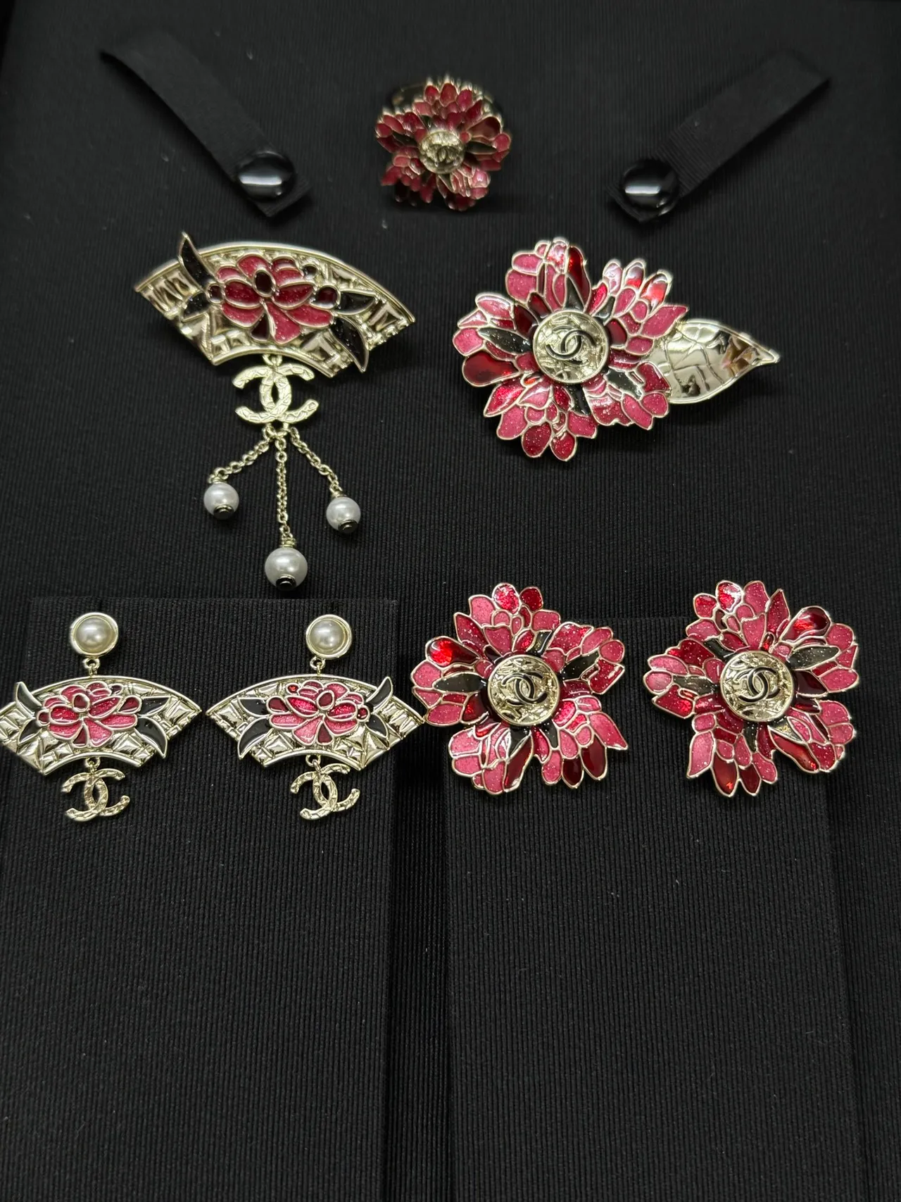 Chanel Broche éventail rouge argent émaillé floral 2