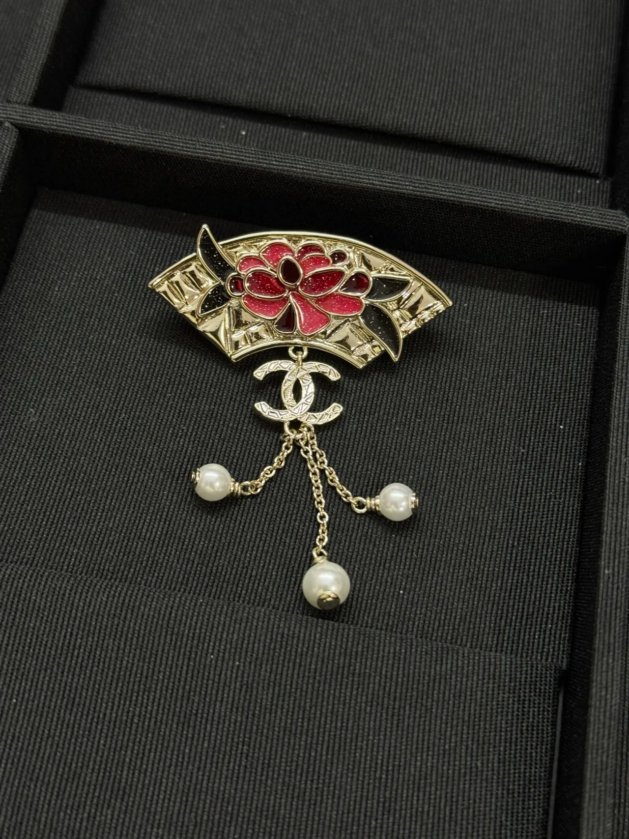 Chanel Broche éventail rouge argent émaillé floral 3