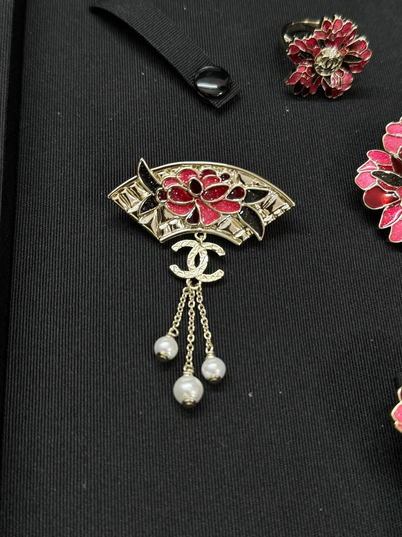 Chanel Broche éventail rouge argent émaillé floral 4