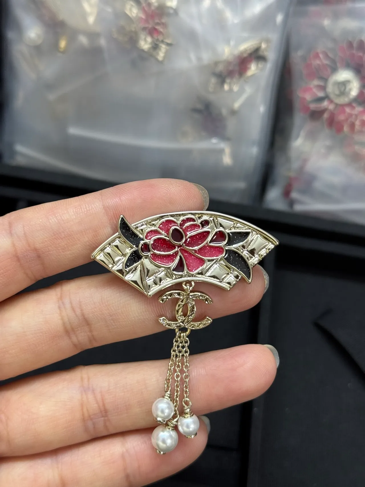 Chanel Broche éventail rouge argent émaillé floral 8