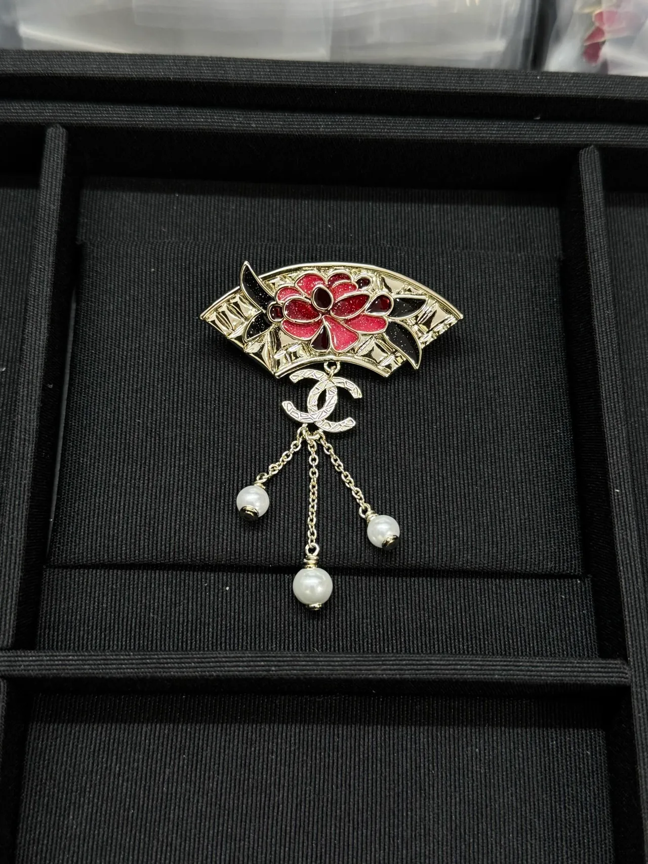 Chanel Broche éventail rouge argent émaillé floral 9