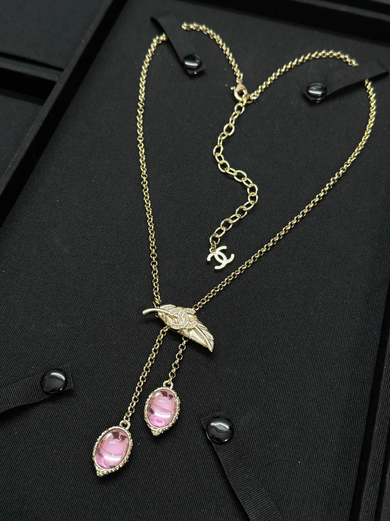 Chanel pendentif plume chaîne or rose 2