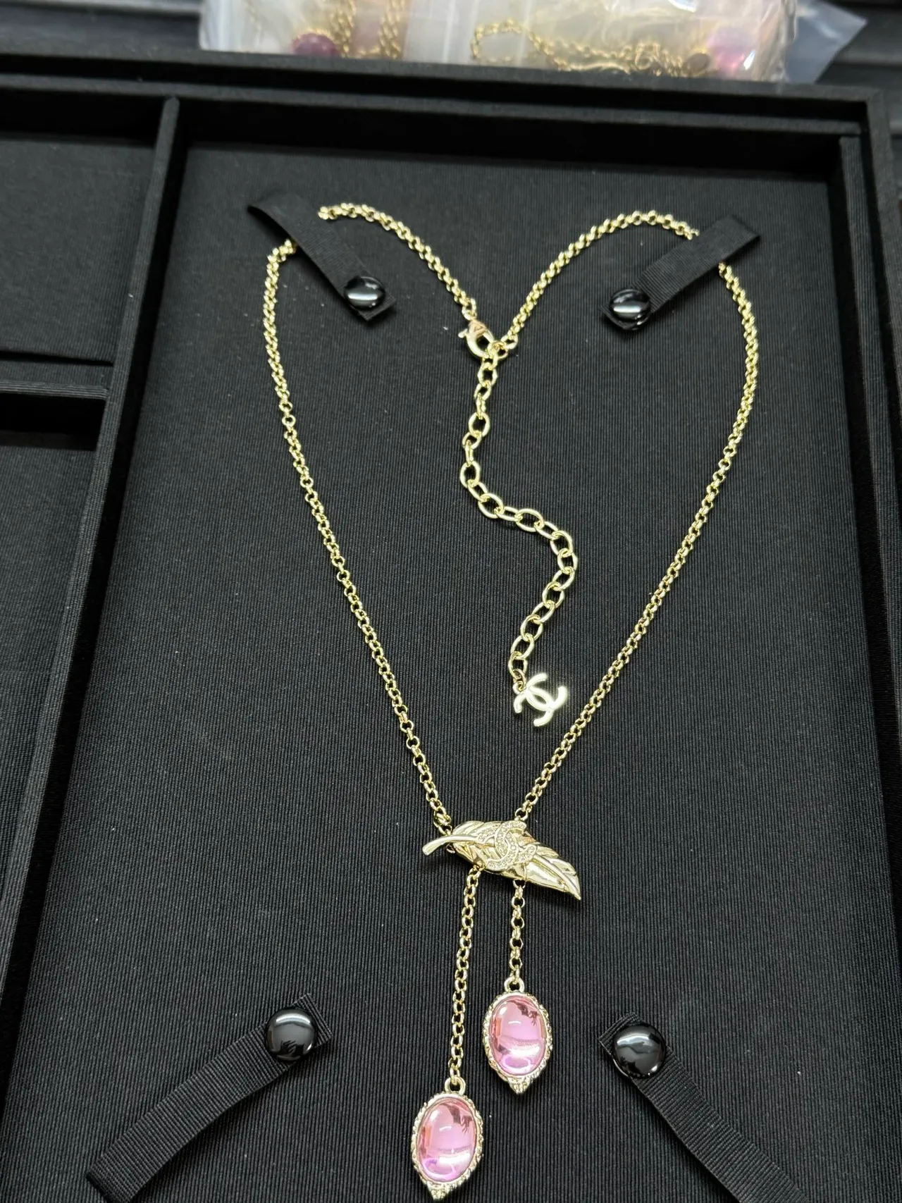 Chanel pendentif plume chaîne or rose 4
