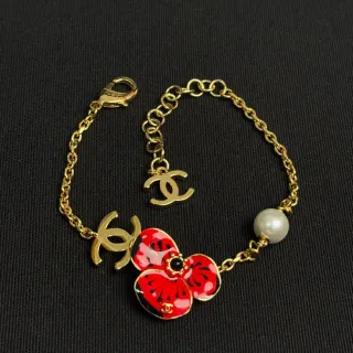 Chanel Pulseira Floral de Esmalte e Pérola com Charm