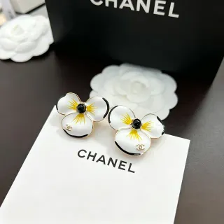 Chanel أقراط تثبيت مزهرة بالمينا ثلاث بتلات