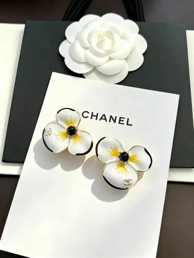 Chanel Brincos de Esmalte Floral de Três Pétalas com Tachas 2