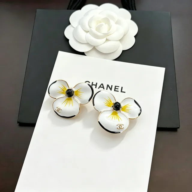 Chanel Brincos de Esmalte Floral de Três Pétalas com Tachas 3