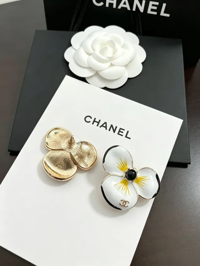 Chanel Brincos de Esmalte Floral de Três Pétalas com Tachas 5