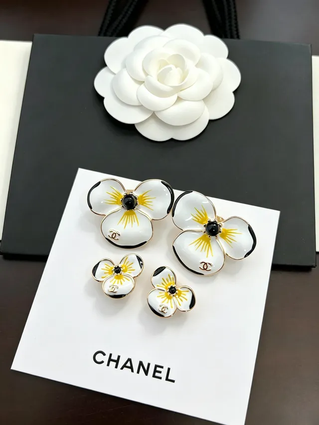 Chanel Brincos de Esmalte Floral de Três Pétalas com Tachas 6