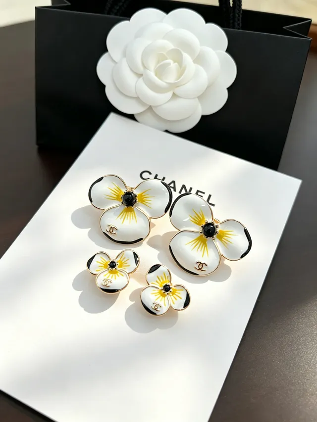 Chanel Brincos de Esmalte Floral de Três Pétalas com Tachas 7