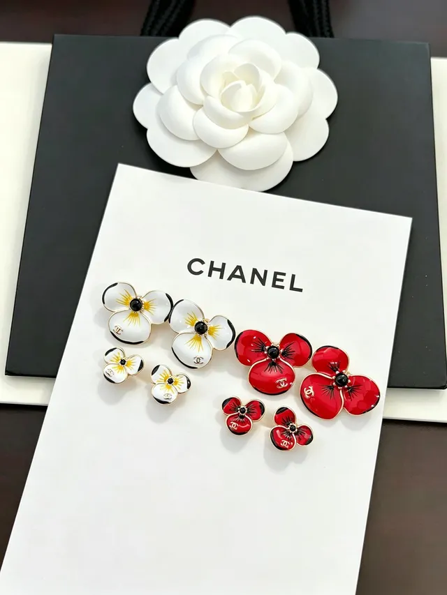Chanel Brincos de Esmalte Floral de Três Pétalas com Tachas 9