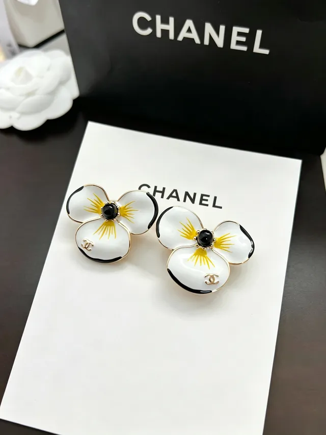 Chanel Brincos de Esmalte Floral de Três Pétalas com Tachas 10