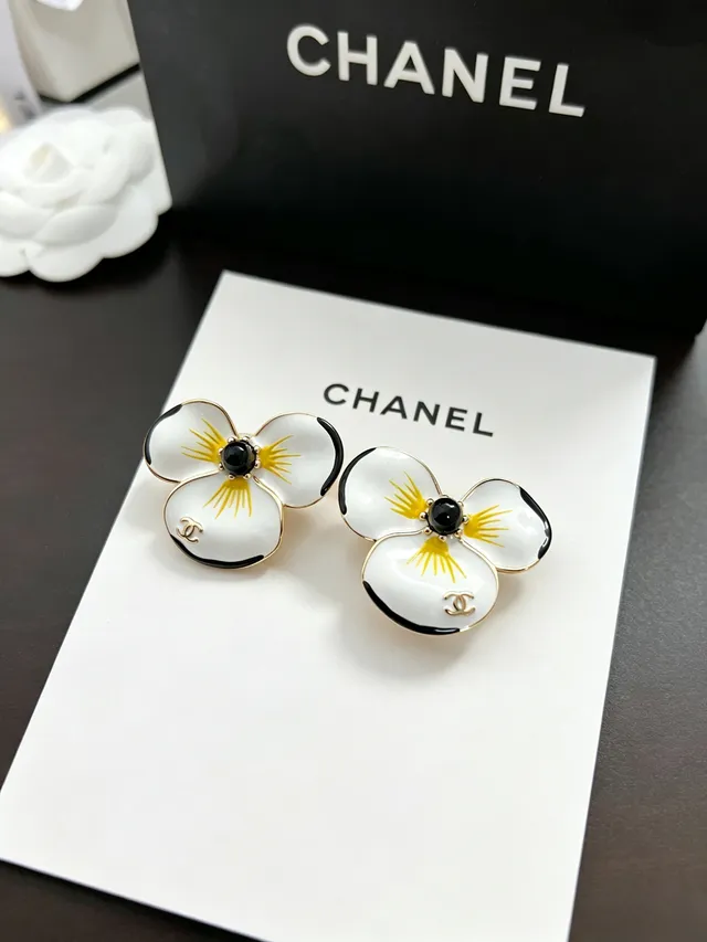 Chanel Brincos de Esmalte Floral de Três Pétalas com Tachas 11