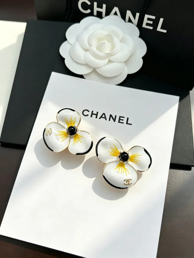 Chanel Brincos de Esmalte Floral de Três Pétalas com Tachas 12