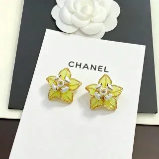 Chanel ফ্লোরাল এনামেল হলুদ এবং সাদা গোল্ড-টোন স্টাড ইয়ারিংস