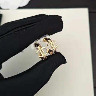 Chanel ذهبي أسود معدني Interlocking CC Logo أقراط