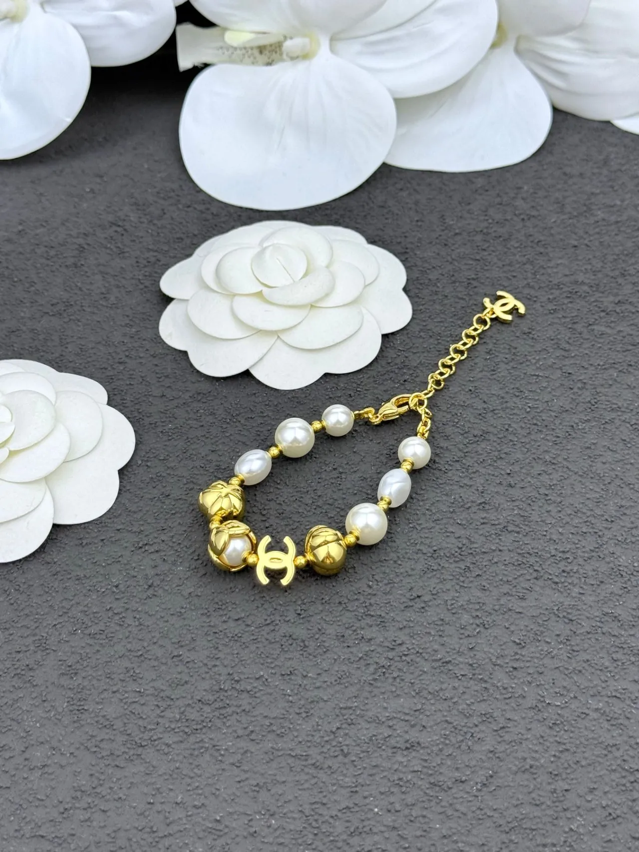 Chanel Pulsera de Perlas Cultivadas de Metal Blanco y Oro 2