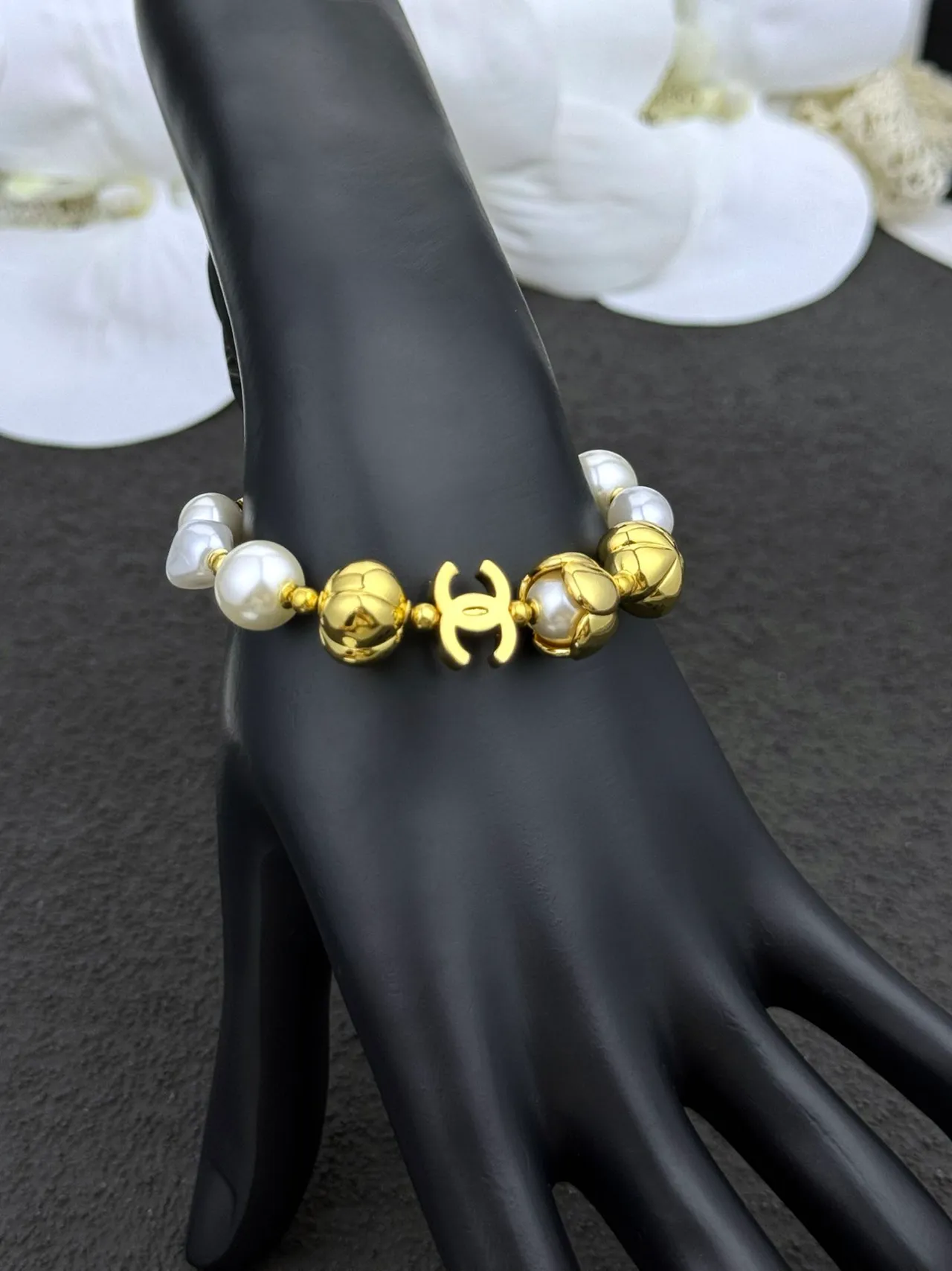 Chanel Pulsera de Perlas Cultivadas de Metal Blanco y Oro 3