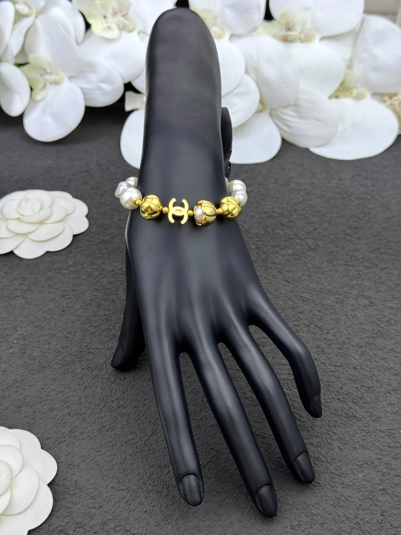 Chanel Pulsera de Perlas Cultivadas de Metal Blanco y Oro 4