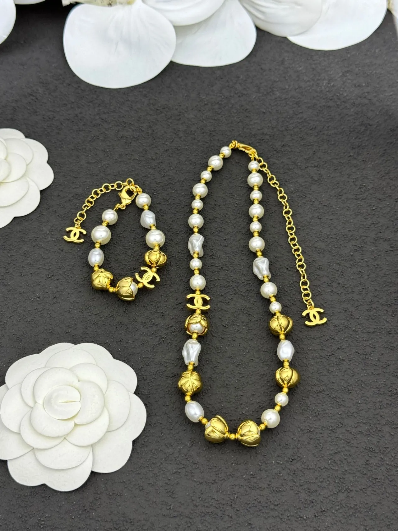 Chanel Pulsera de Perlas Cultivadas de Metal Blanco y Oro 5