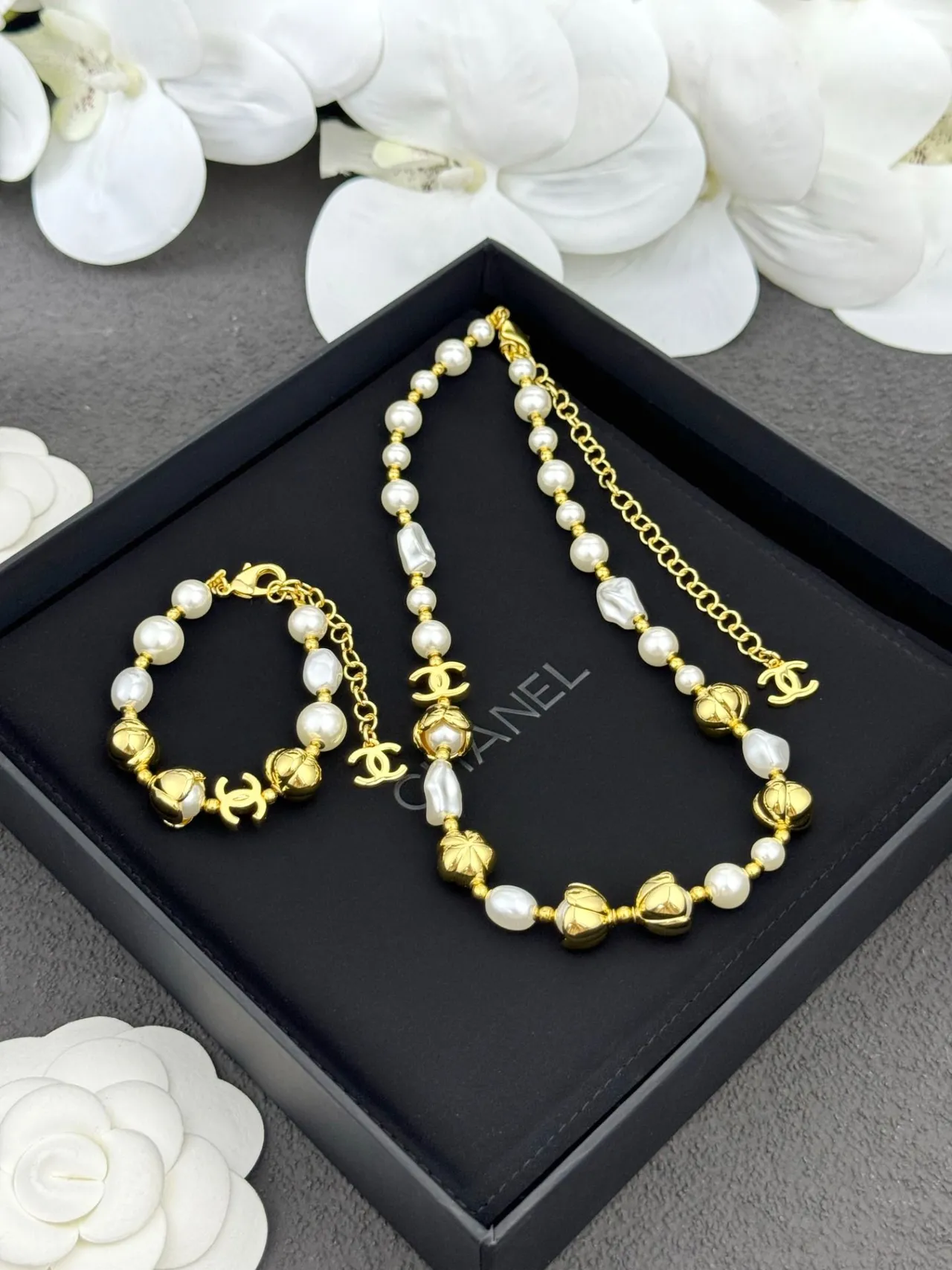 Chanel Pulsera de Perlas Cultivadas de Metal Blanco y Oro 6