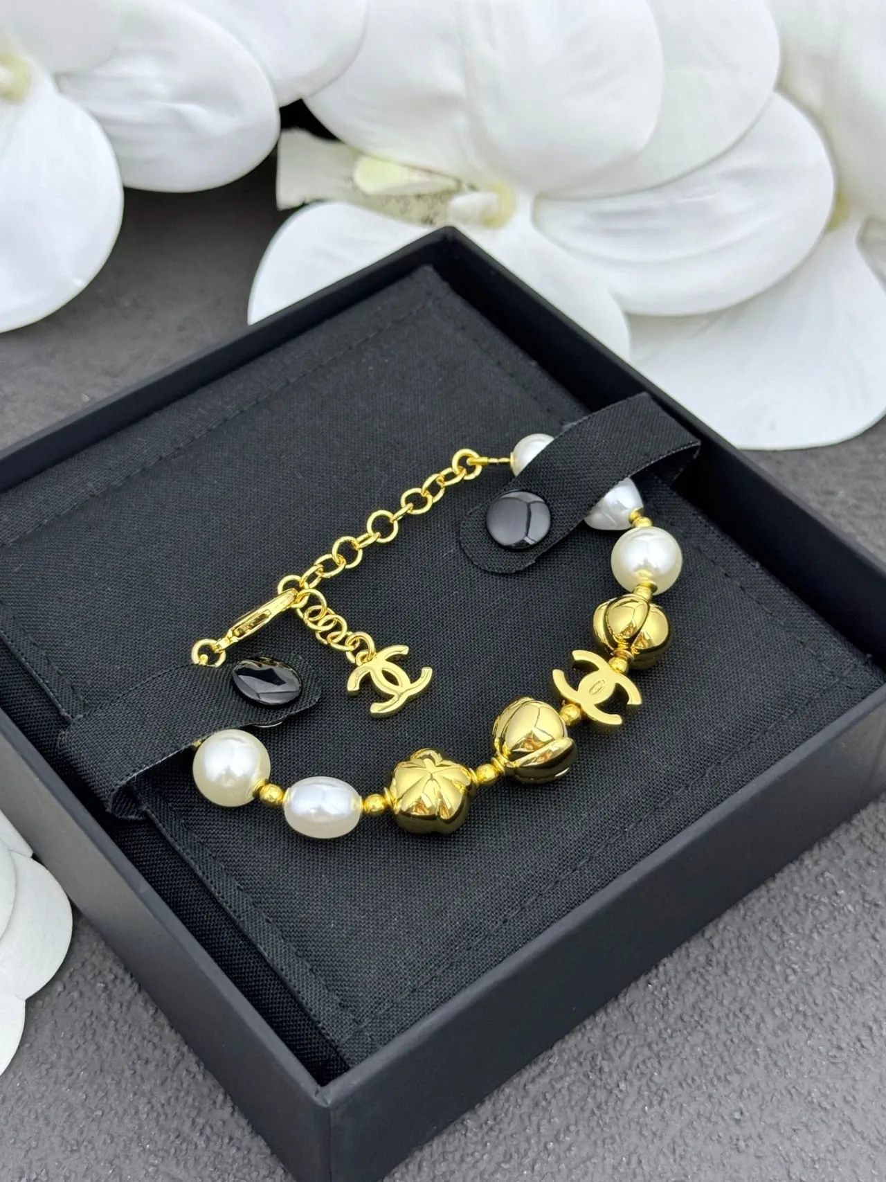 Chanel Pulsera de Perlas Cultivadas de Metal Blanco y Oro 7