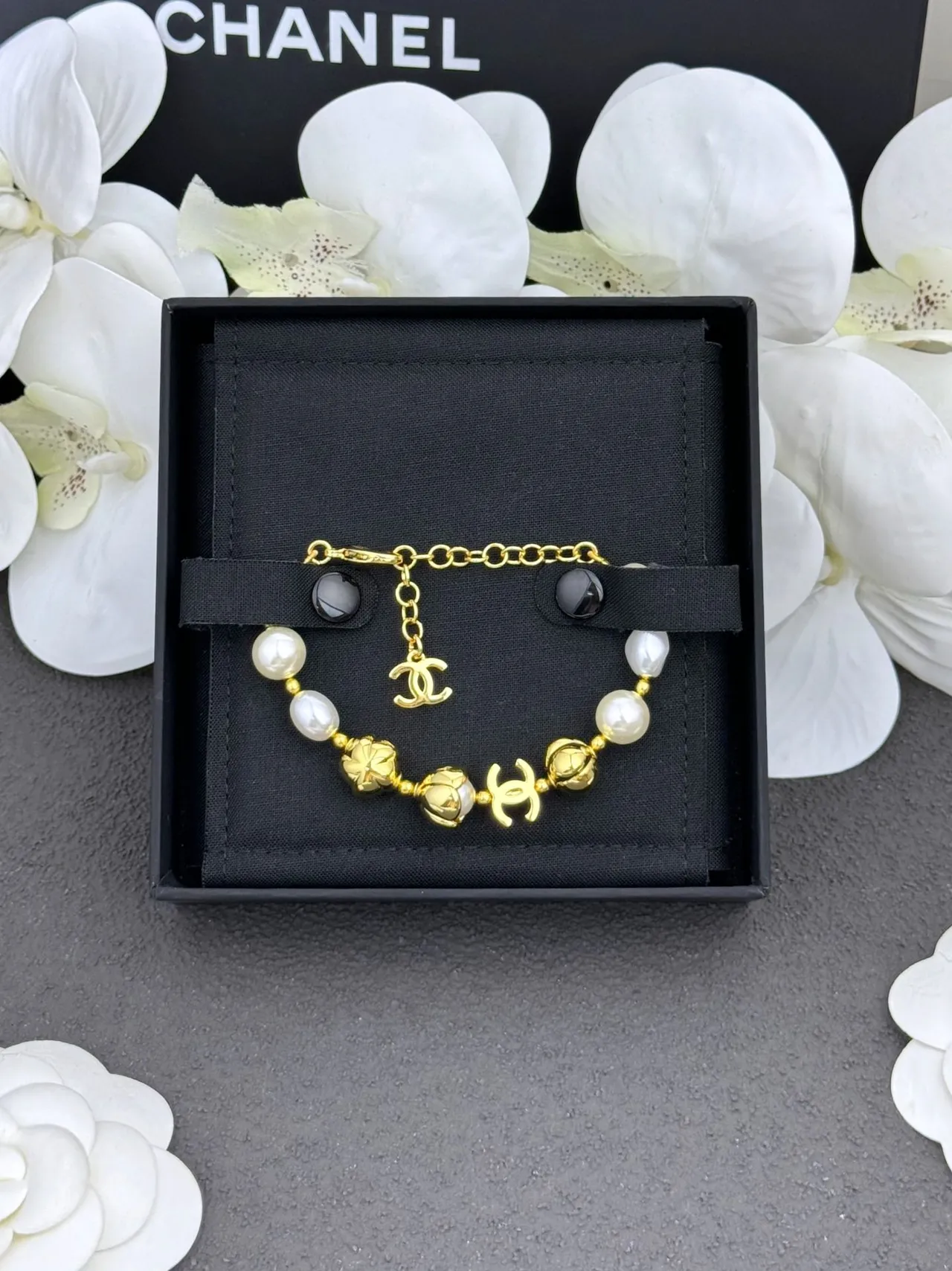 Chanel Pulsera de Perlas Cultivadas de Metal Blanco y Oro 8
