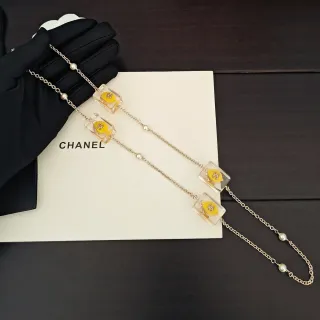 Chanel سلسلة ذهبية أصفر شفاف ريزين تعويذات قلادة