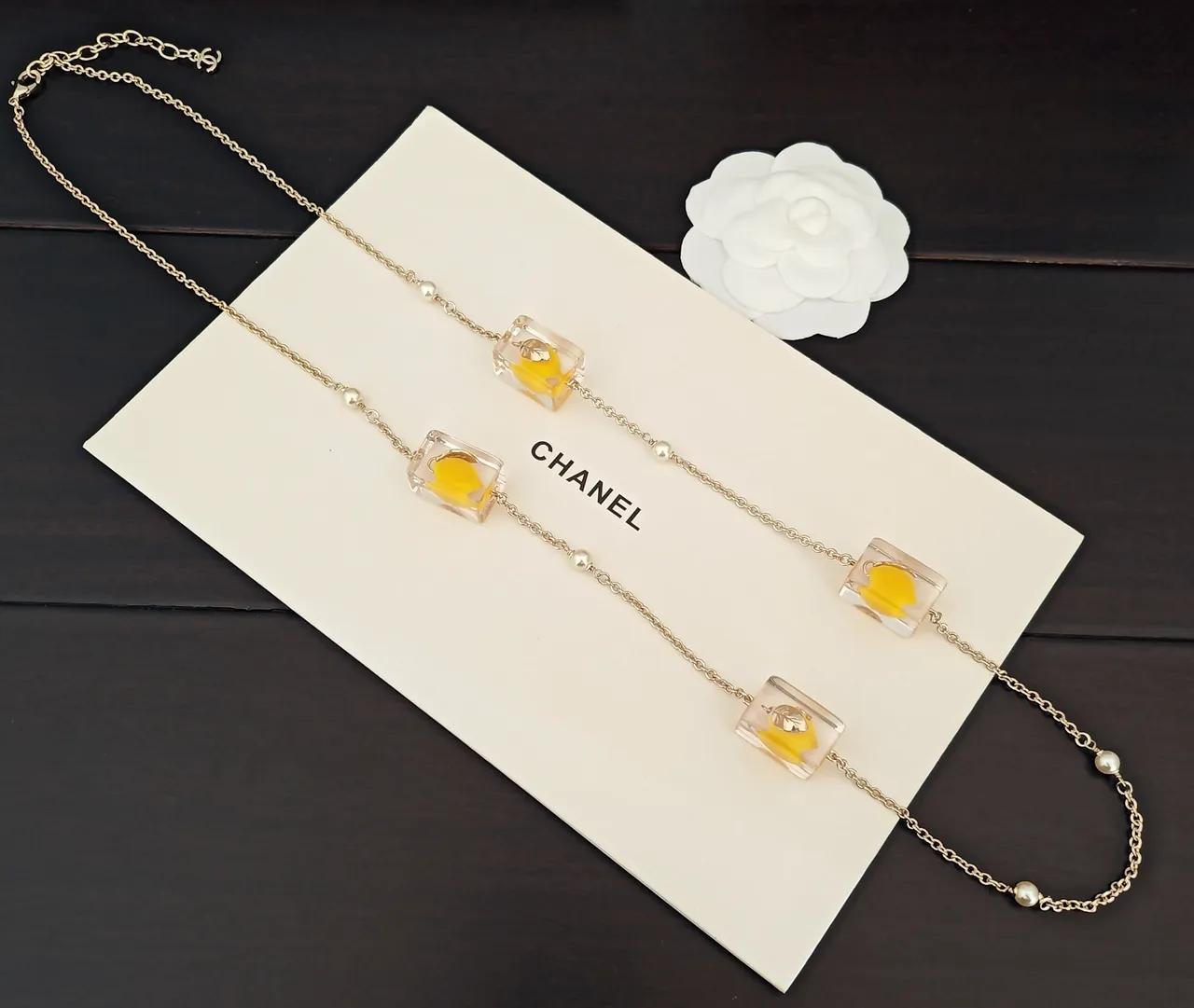 Chanel Cadena Dorada Amarilla Transparente Resina Charms Collar 2