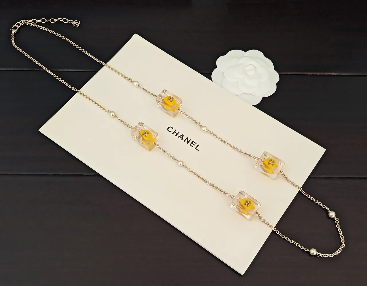 Chanel Cadena Dorada Amarilla Transparente Resina Charms Collar 3