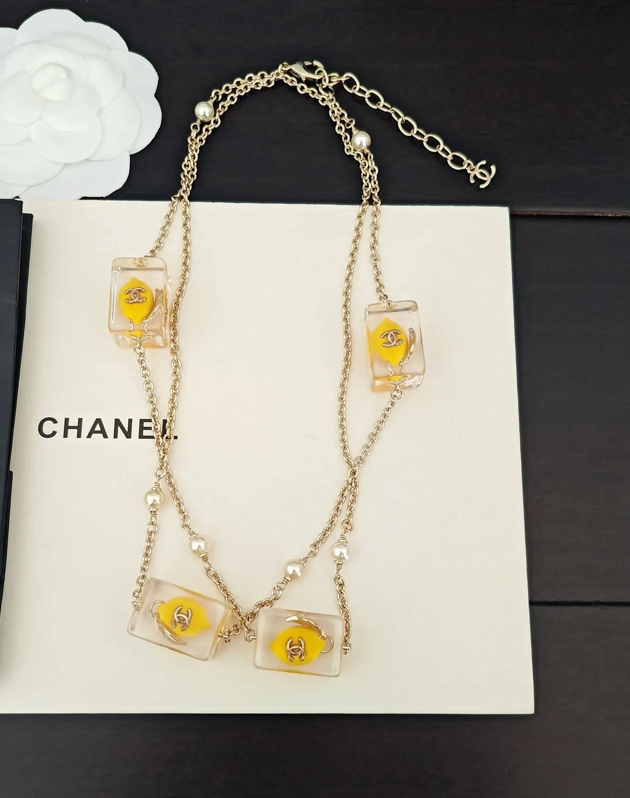 Chanel Cadena Dorada Amarilla Transparente Resina Charms Collar 4