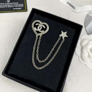 Chanel हार्ट CC क्रिस्टल और पीयर-स्टार चेन ब्रोच