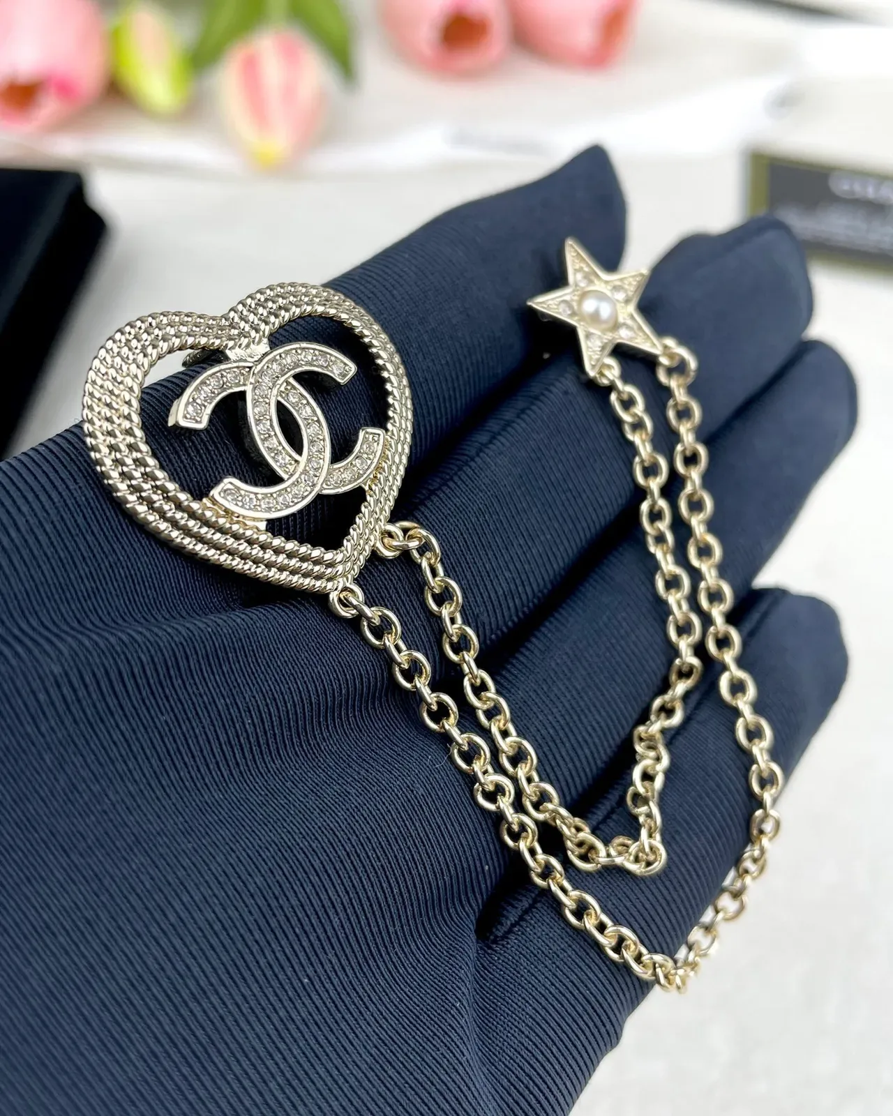 Chanel हार्ट CC ক্রিস্টাল এবং পার্ল-স্টার চেইন ব্রোচ 5