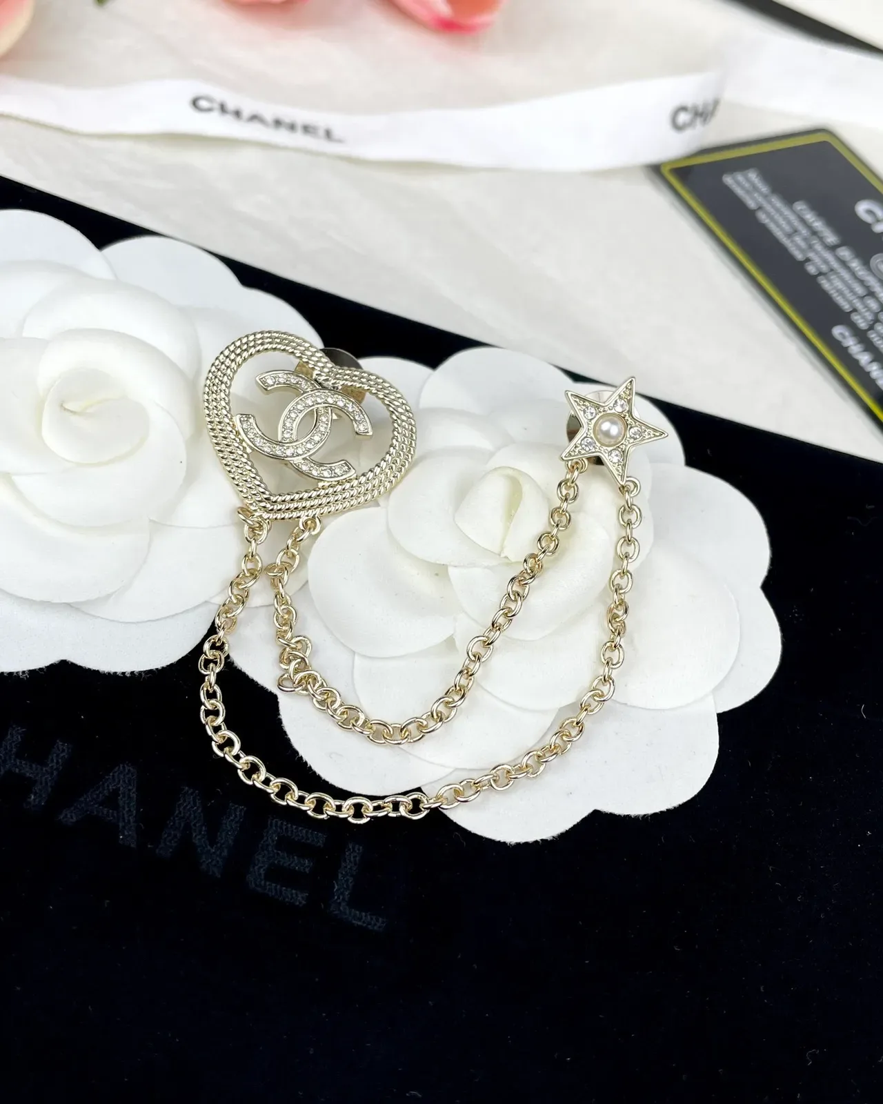 Chanel हार्ट CC ক্রিস্টাল এবং পার্ল-স্টার চেইন ব্রোচ 6