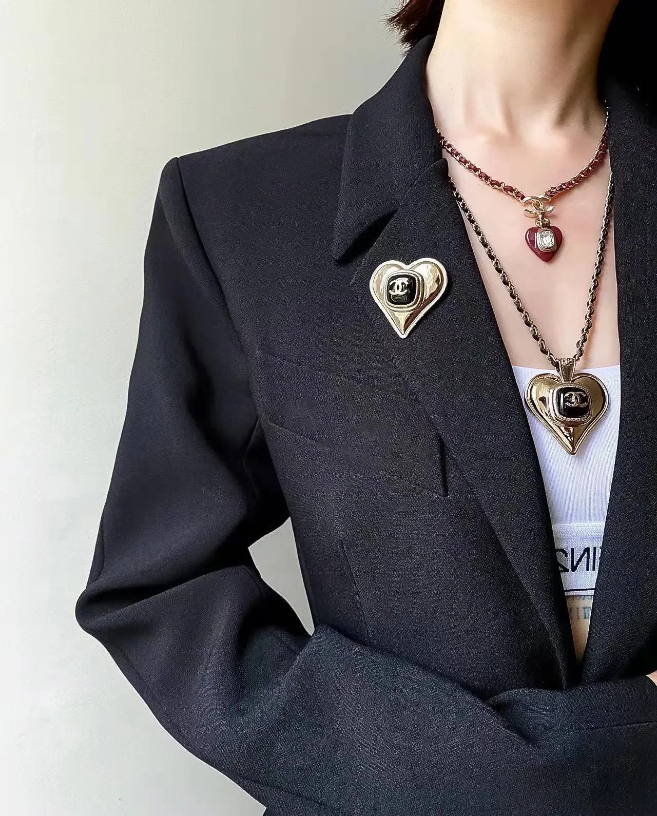 Chanel Colar com Pingente de Coração em Ton Dourado com Esmalte Preto 2