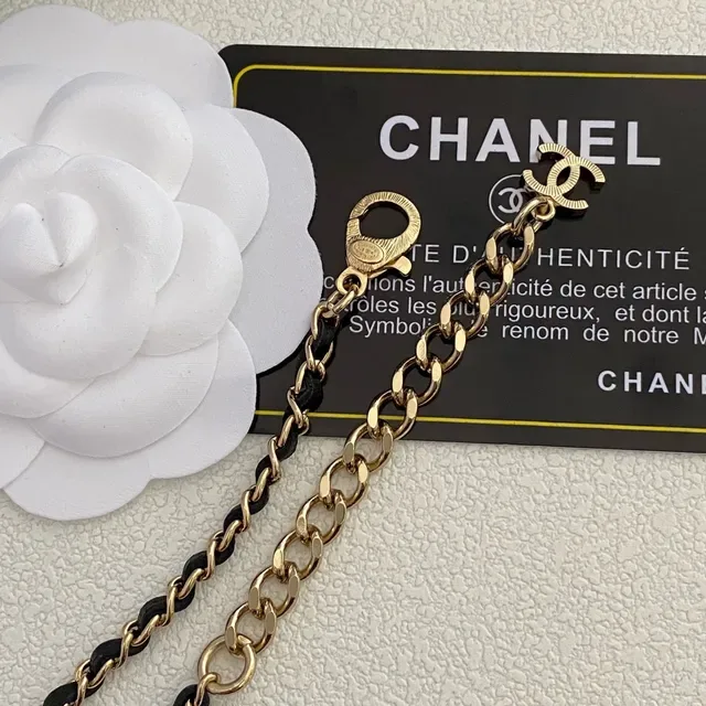 Chanel Colar com Pingente de Coração em Ton Dourado com Esmalte Preto 3