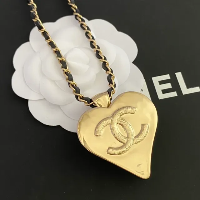 Chanel Colar com Pingente de Coração em Ton Dourado com Esmalte Preto 4