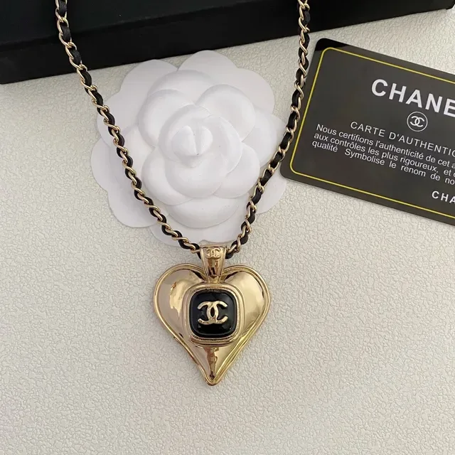 Chanel Colar com Pingente de Coração em Ton Dourado com Esmalte Preto 5