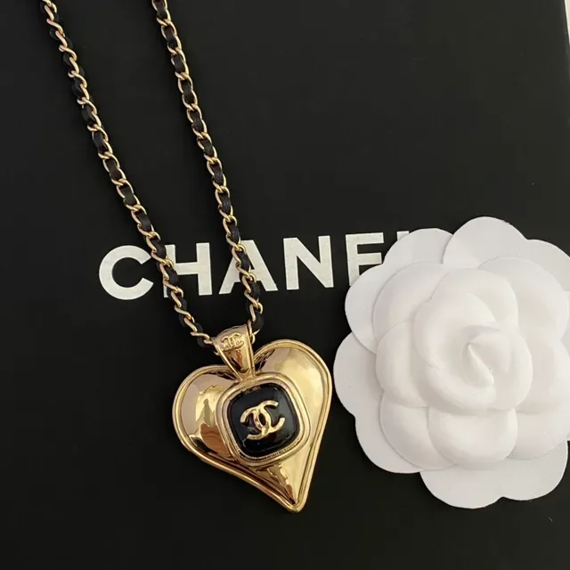 Chanel Colar com Pingente de Coração em Ton Dourado com Esmalte Preto 6