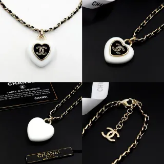 Chanel قلادة قلب أبيض أسود مكتملة بالمينا
