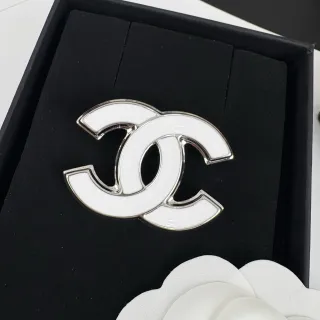 Chanel Interlocking CC एनामेल ब्रोच
