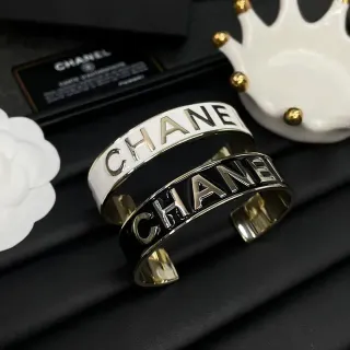 Chanel Logo Cuff Pulseira Preta e Branca Esmalte Relief