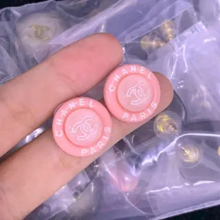 Chanel Logo Stud أقراط وردي أبيض دائرية من الراتنج المنقوش