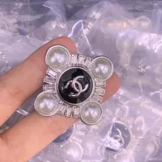 Chanel मोती और बैगेट क्रिस्टल CC लॉगो ब्रोच