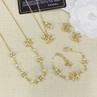 Chanel Perle et CC Logo Chaîne Or Blanche Perles Cultivées Collier
