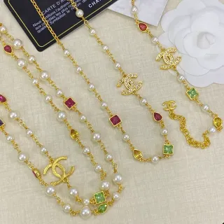 قلادة سلسلة Chanel مع لؤلؤ والأحجار الكريمة شعار CC