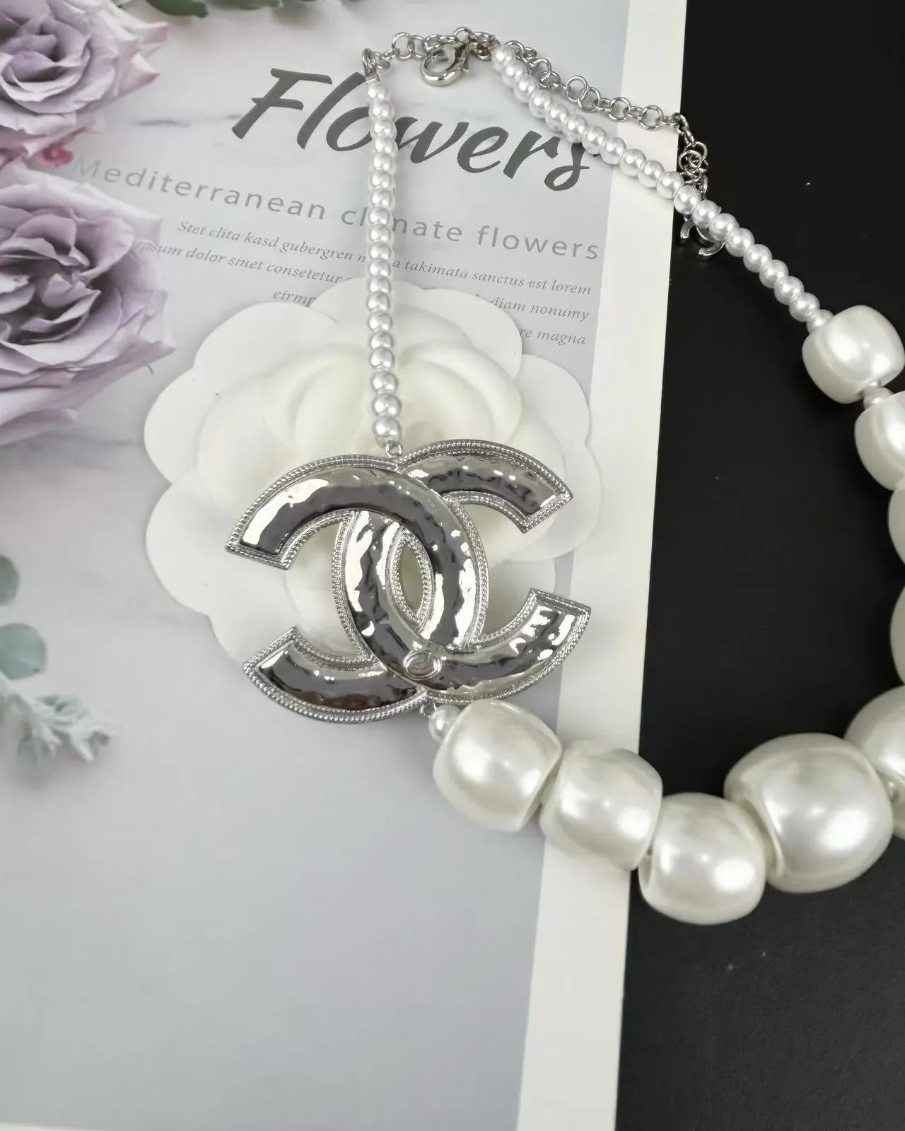 Collar Chanel Perlas con Logo CC 2