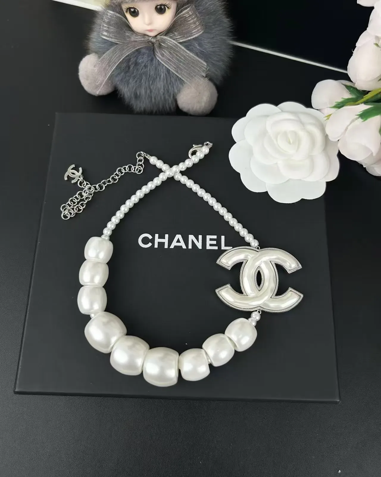 Collar Chanel Perlas con Logo CC 3