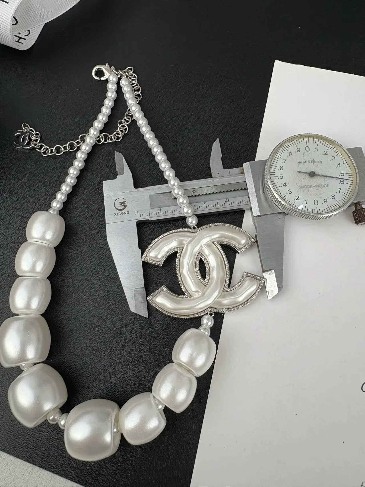 Collar Chanel Perlas con Logo CC 4